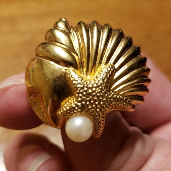 Avon Goldtone Sea Shells Starfish Faux Pearl Stud Earrings - Picture 2 of 4